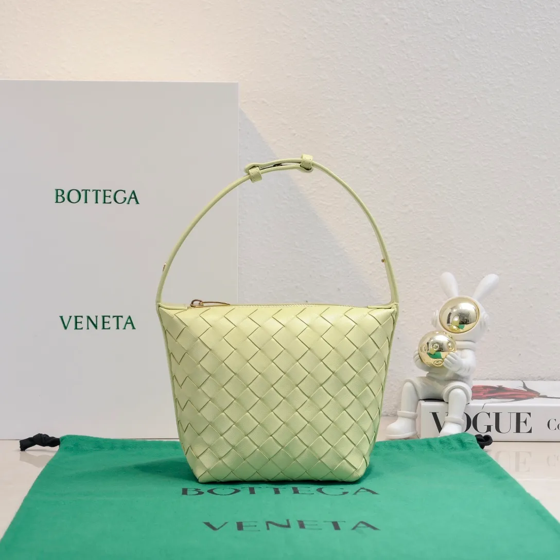 Batch 1280 It is predicted that BV Bottega's lunch bag will be popular again this year🔥. It is very soft and lightweight. It also uses the intrecciato weaving process that the two founders spent several months developing from the beginning of the brand. It is completely hand-woven by Italian craftsmen and perfectly reflects the craftsmanship of Bottega. The entire bag shape is also a very practical and popular lunch box bag shape. The slightly curved arc of the bag mouth can also better fit our wrists. Style number: 7748-1 Size: 17*13.5*5cm